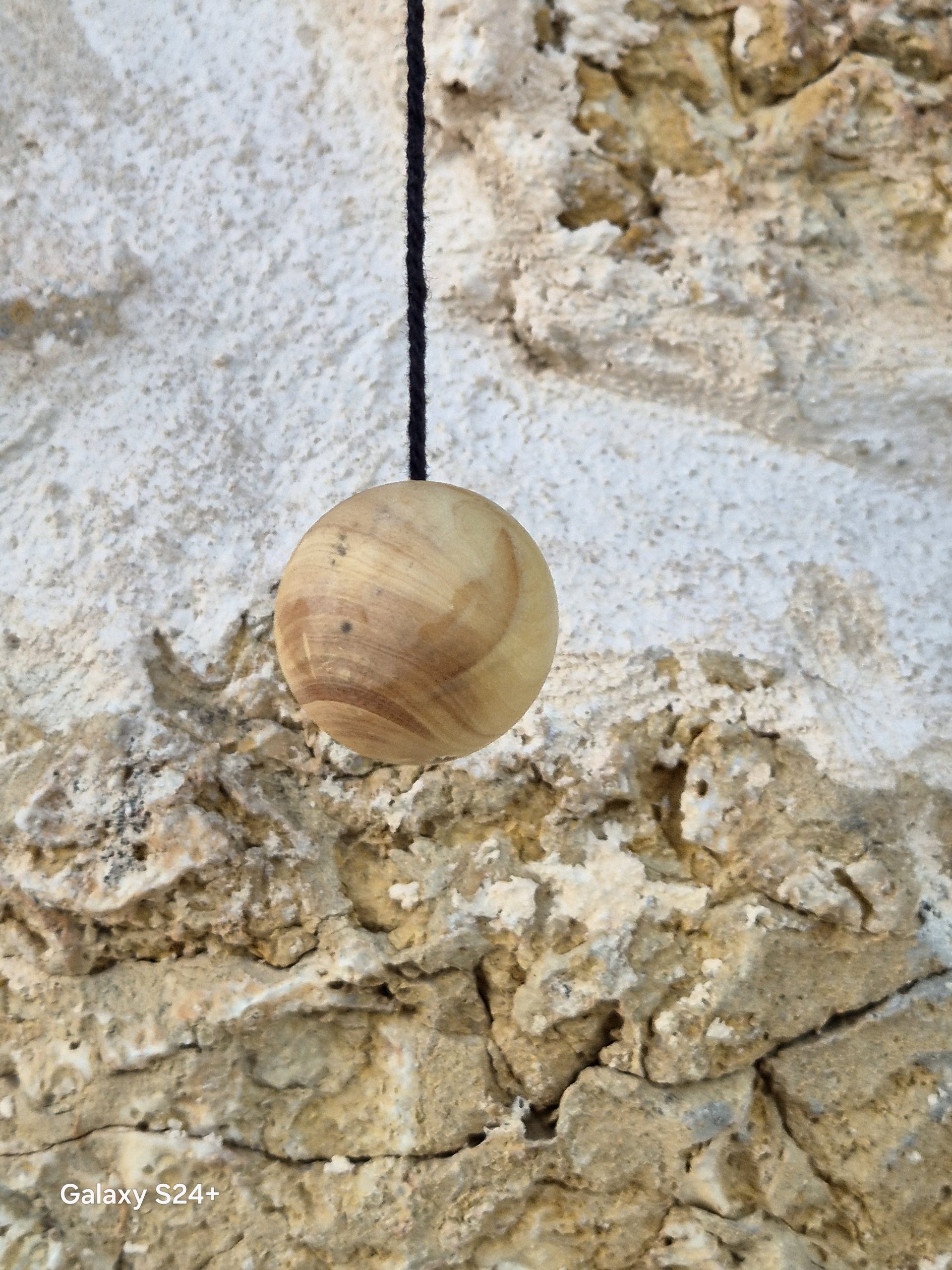 PENDULE BOULE EN BUIS