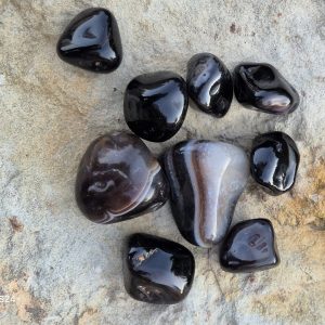 Alternative view of Pierre Roulée Agate Noire