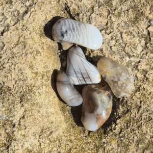 Alternative view of Pierre Roulée Opale