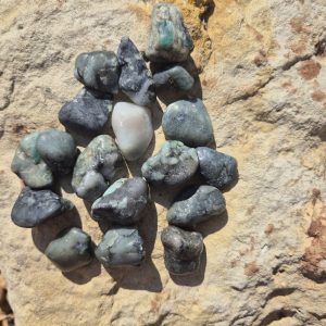 Alternative view of Pierre Roulée Emeraude