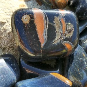 Alternative view of Pierre Roulée Oeil de Faucon