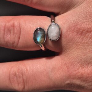 Alternative view of Bague argentée réglable avec Pierre de Lune et Labradorite
