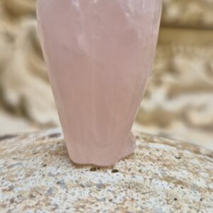 Alternative view of Ange en pierre gemme quartz rose