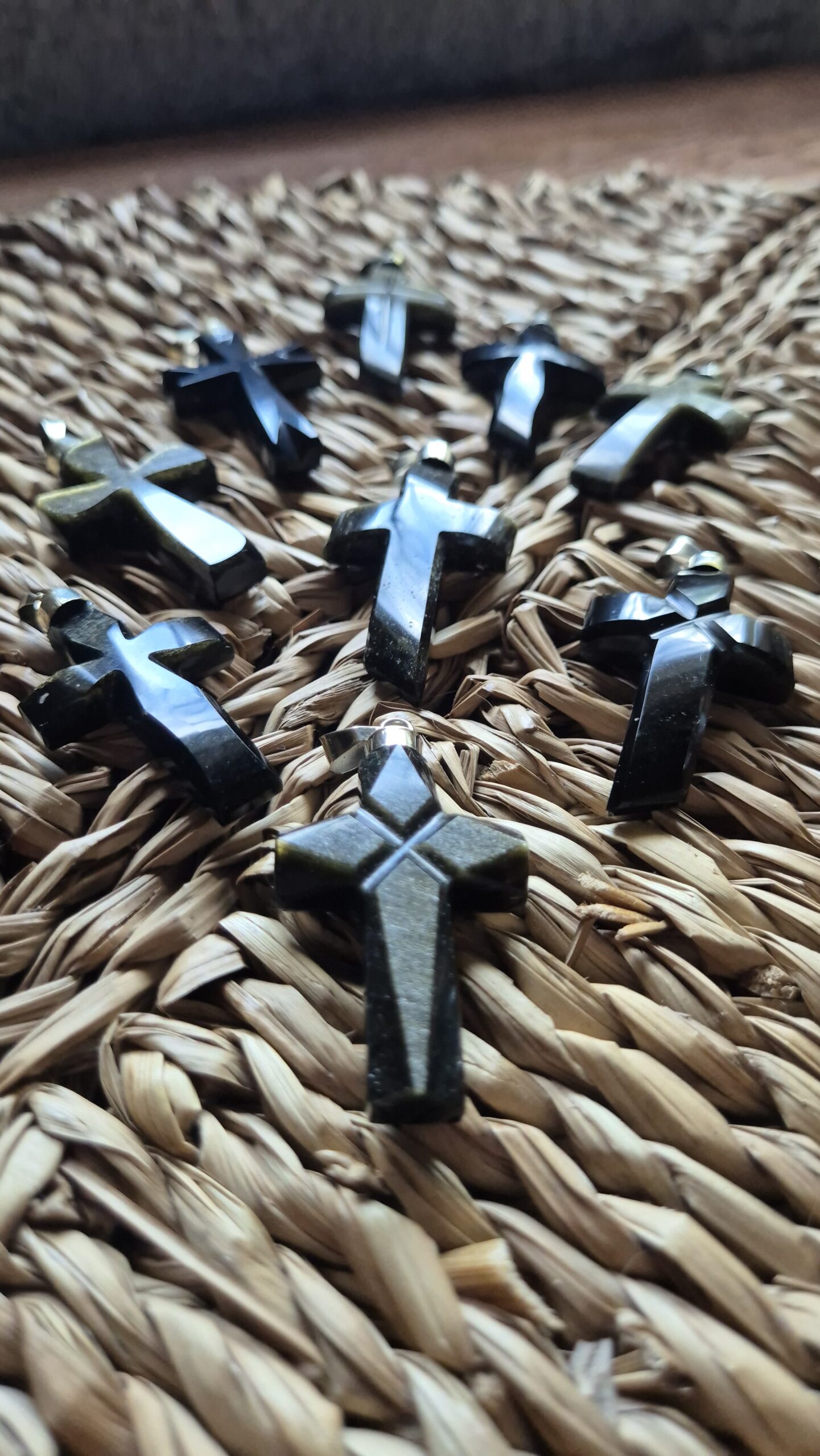 Pendentif Croix en Obsidienne – Image 5